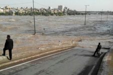 حضور مدیر حوزه علمیه استان یزد در مناطق سیل زده خوزستان