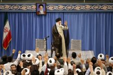 با افزایش معرفت جامعه، گفتمان های انقلابی را تقویت کنید