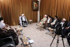 دیدار خداحافظی اعضای بعثه آیت الله العظمی نوری همدانی با معظم له هنگام عزیمت به مدینه منوره