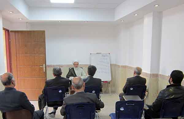 جلسه شرح و تفسیر نهج‌البلاغه با حضور کسبه و بازاریان، در مدرسه علمیه عبدالرحیم خان یزد