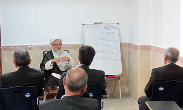 جلسه شرح و تفسیر نهج‌البلاغه با حضور کسبه و بازاریان، در مدرسه علمیه عبدالرحیم خان یزد