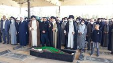 پیکر حجت الاسلام و المسلمین سید احمد طباطبایی از اساتید حوزه علمیه استان یزد، قبل از ظهر آخرین جمعه ماه مبارک رمضان تشییع شد و در منزل ابدی آرام گرفت.