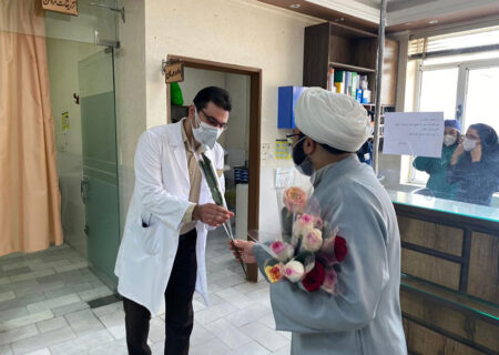 گزارش تصویری از اهدای گل به کادر بیمارستان گودرز