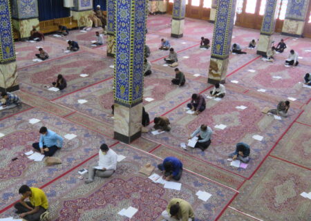 تصاویر| شرکت کنندگان در آزمون ورودی حوزه های علمیه در مسجد “روضه محمدیه ( حظیره) “یزد “سال تحصیلی ١۴٠١ – ١۴٠٢”