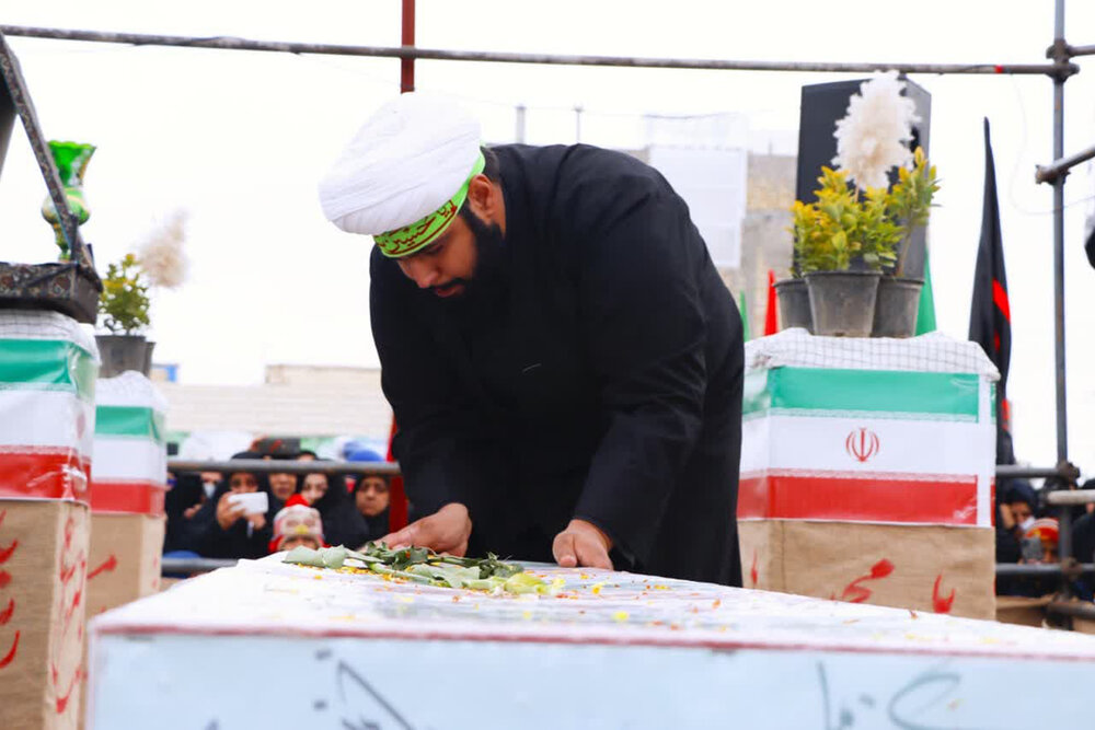 تصاویر/ خاکسپاری لاله فاطمی در مدرسه علمیه امام جعفر صادق(ع) مهریز