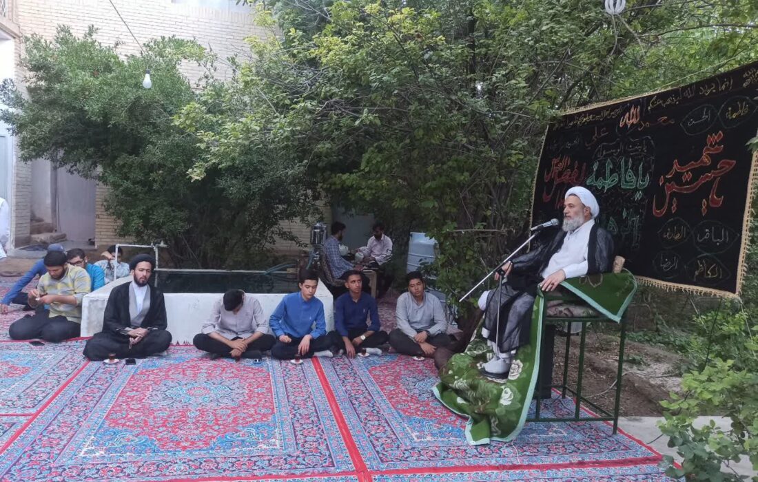 تصاویر/ شرکت طلاب مدرسه امام خمینی در مجلس روضه خوانی آیت الله قافی