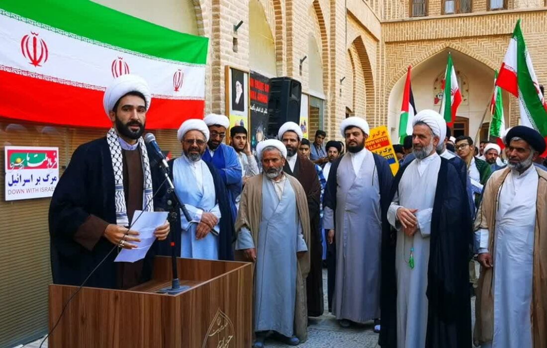 تصاویر/ تجمع روحانیون و طلاب حوزه علمیه استان یزد صبح امروز در حمایت از جبهه مقاومت فلسطین در مدرسه علمیه خان