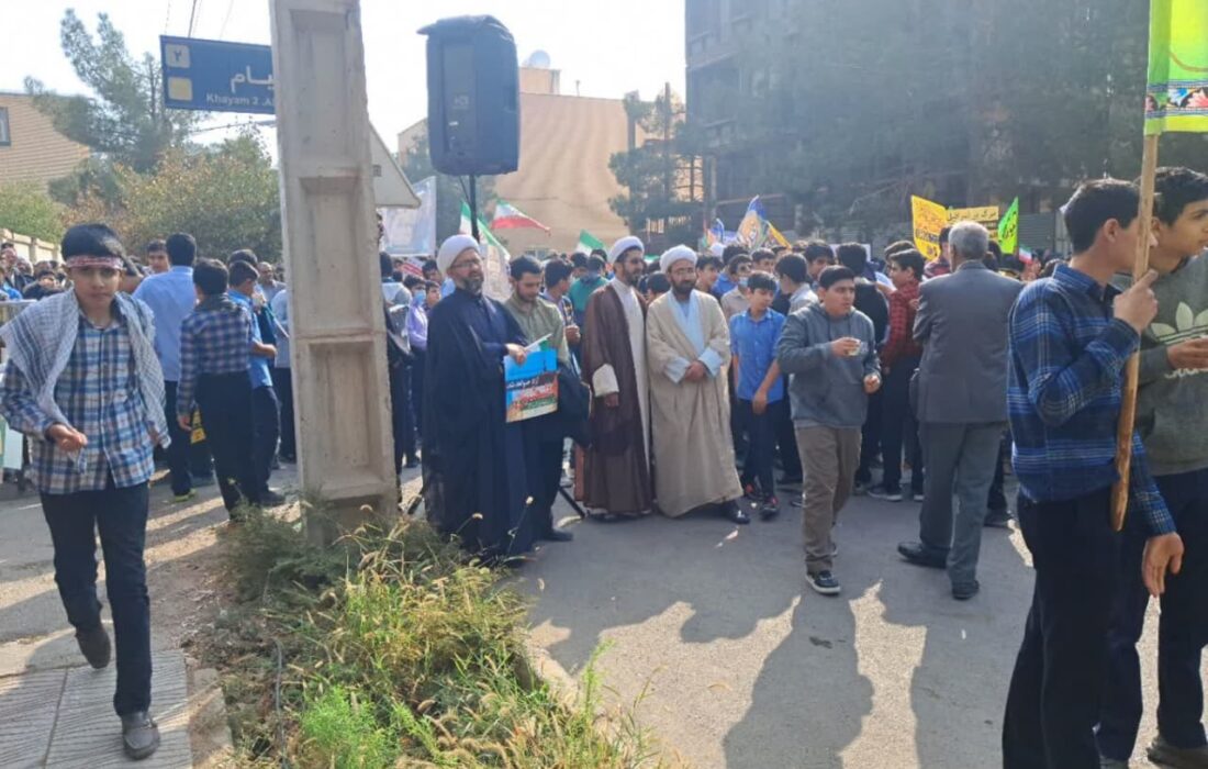 گزارش تصویری مراسم راهپیمایی سیزده آبان مدرسه علمیه حجت ابن الحسن میبد